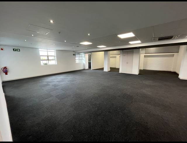 1,030M² BUSINESS TO LET IN WOODSTOCK